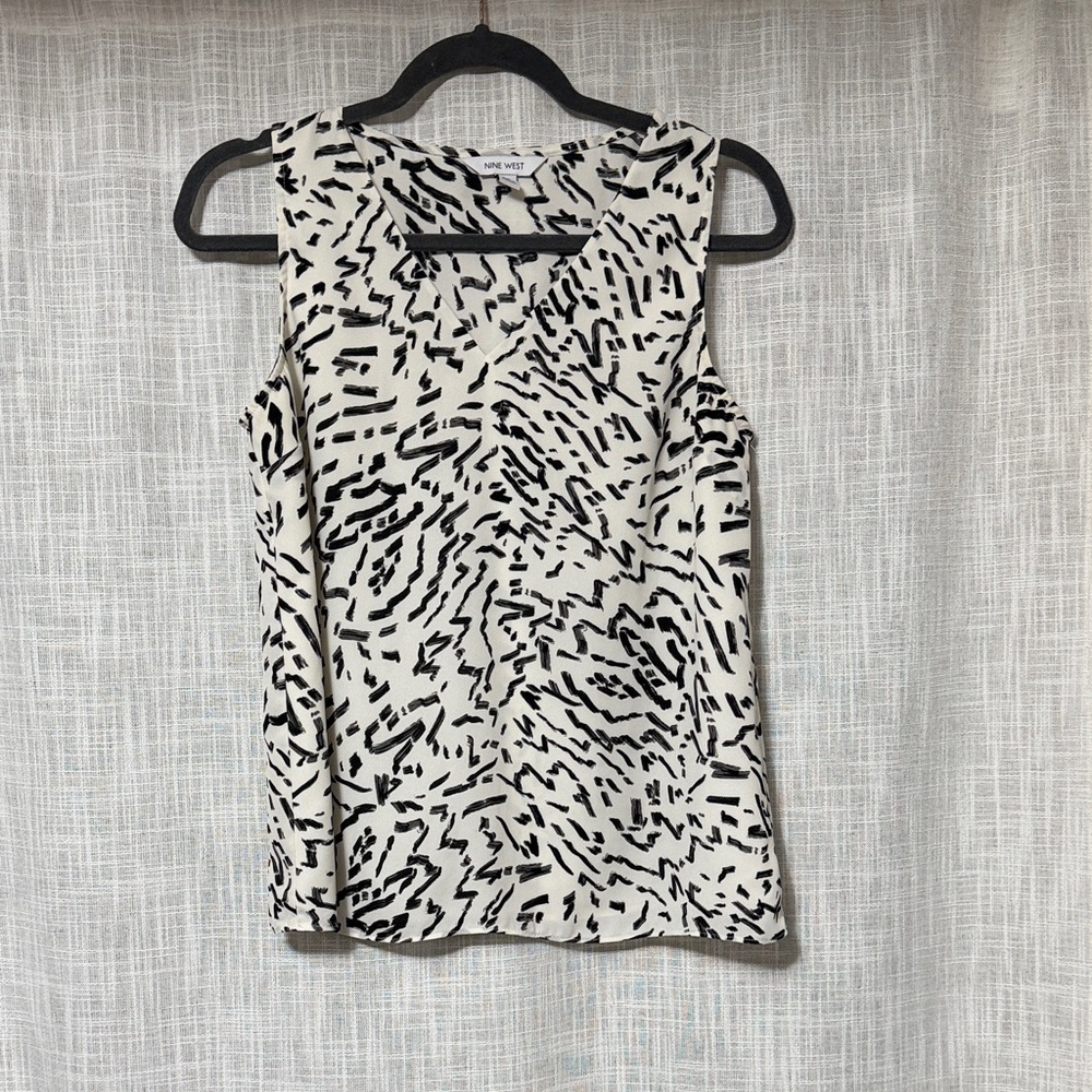 Nine West V-neck Top Black and White Abstract Print Size Small